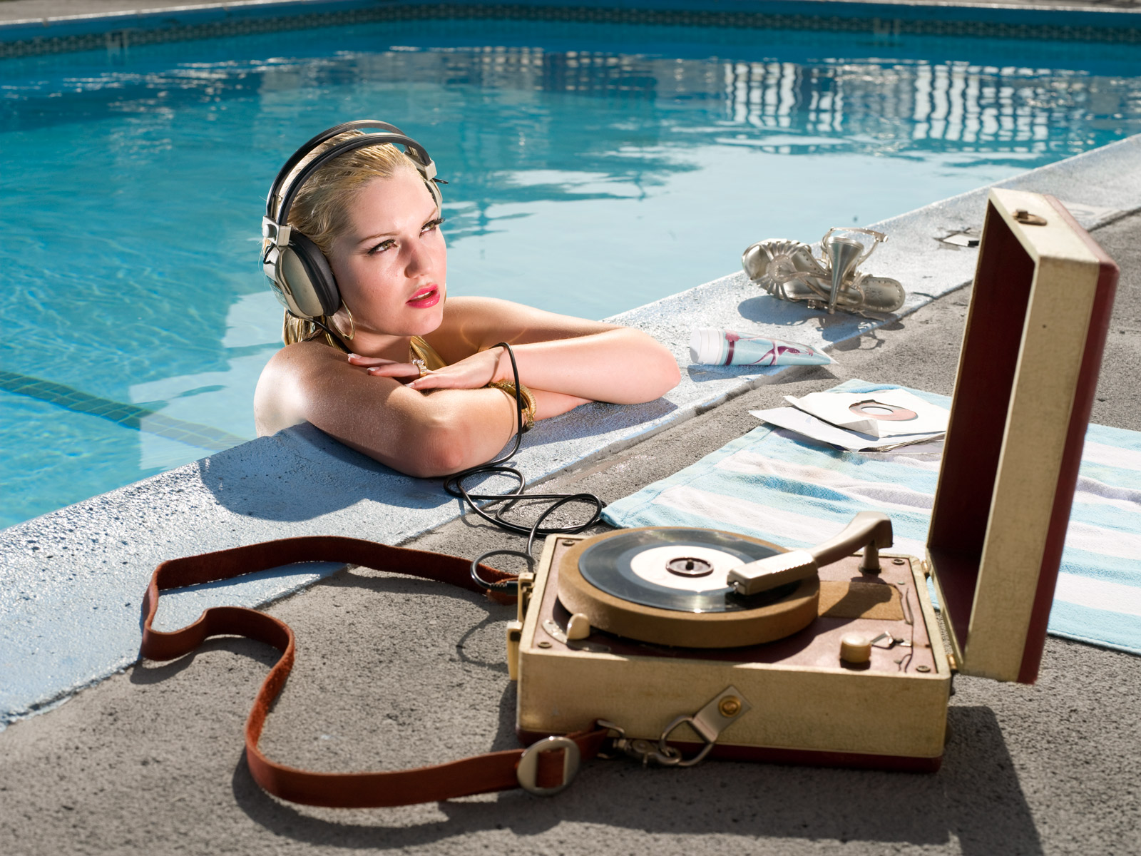 PoolGirl_Mr_Curiosity_David Emmite